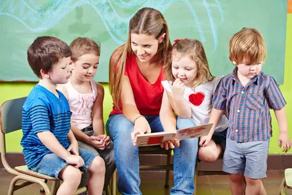 Kinder mit Erzieherin