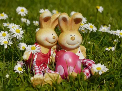 Osterhasen auf einer Blumenwiese