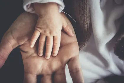 Hände von Vater und Kind