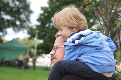 Sohn auf Papas Schultern