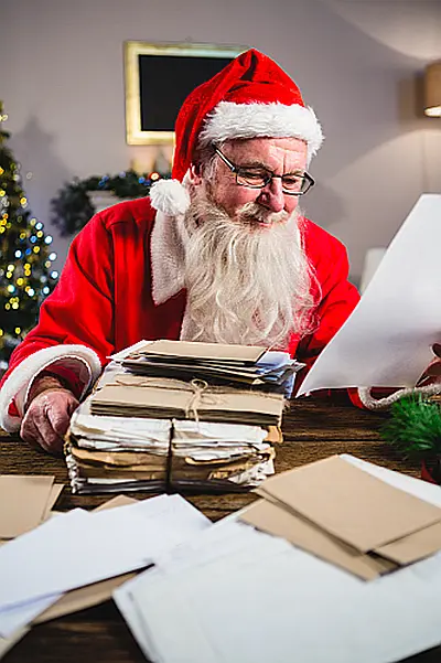 Der Weihnachtsmann liest einen Brief
