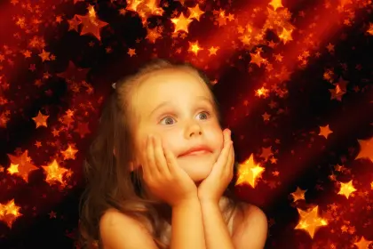 Mädchen freut sich auf Weihnachten