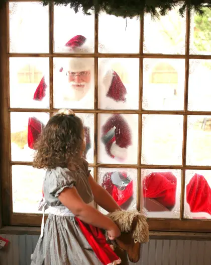 Niklas schaut durchs Fenster