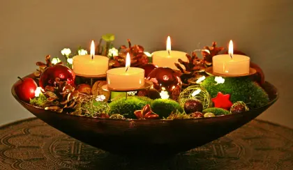 Adventskranz mit Kerzen und Weihnachtskugeln