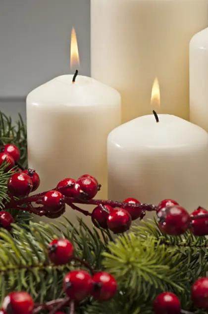 Adventskranz mit brennenden Kerzen für die vorweihnachtliche Zeit