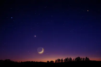 Blick auf Mond und Venus im Nachthimmel