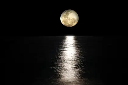 Vollmond über dem Meer