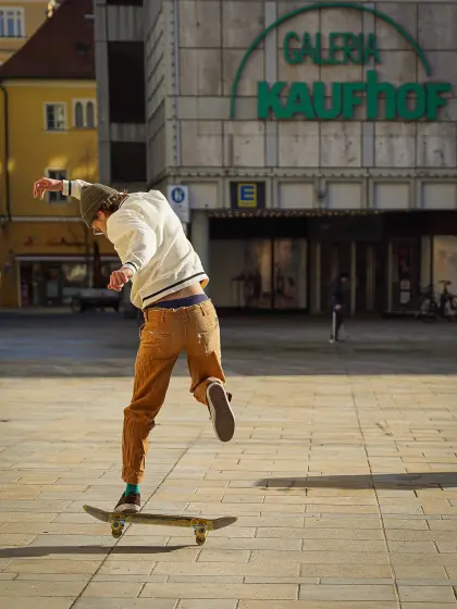 Teenager auf Skateboard
