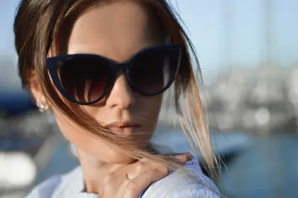 Junge Frau mit Sonnenbrille