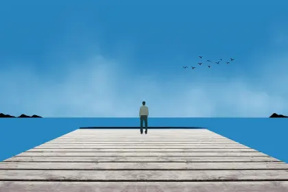 Mann steht einsam am Steg