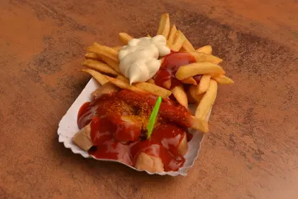 Currywurt Pommes rot-weiß