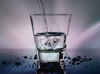 Glas Wasser mit Eiswürfel