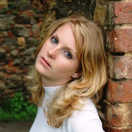 Frau mit traurigem Blick