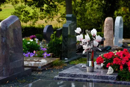 Blumen auf einem Friedhof