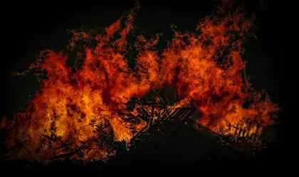 Bedrohlich loderndes Feuer