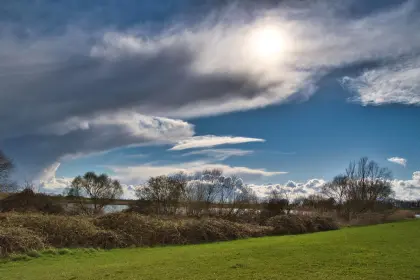 Wolkenwand über einer Wiese