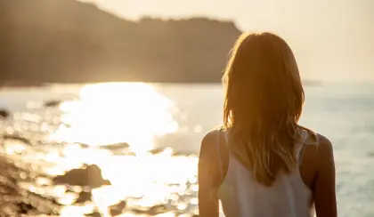 Mädchen betrachtet den Strand