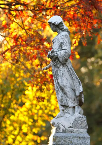 Engelsstatue auf einem Friedhof