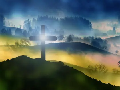 Kreuz auf einem Hügel