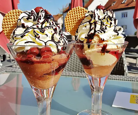 Eis mit Beeren, Früchten und Sahne