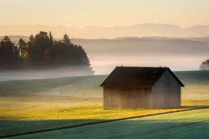 Hütte in den Bergen im Nebel