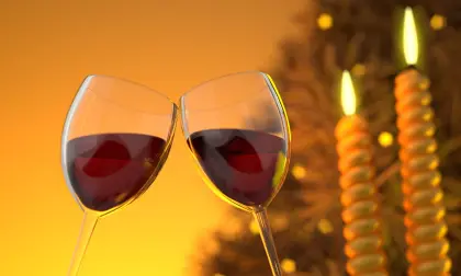 Anstoßen mit Rotwein
