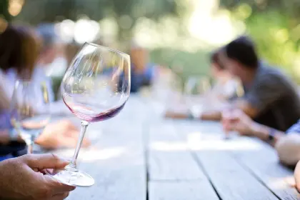 Weinprobe mit einem Glas Rotwein
