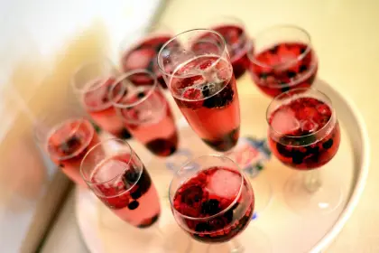 Sekt in Champagner-Gläser
