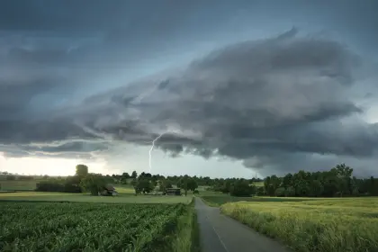 Blitz und Gewitter auf einem Feld