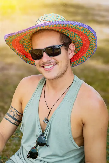 Glücklicher Mann mit Sonnenbrille und mexikanischem Hut
