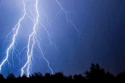 Donner und Blitz am Nachthimmel