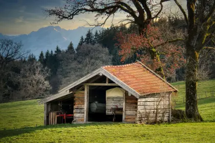 Holzhütte auf einer Alm im Frühjahr
