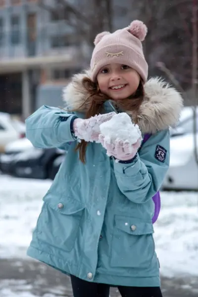 Mädchen mit Schneeball