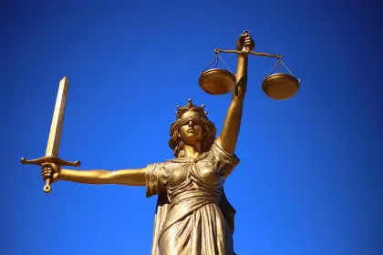 Lady Justice mit Augenbinde, Waage und Schwert
