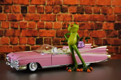Dame possiert vor Cadillac