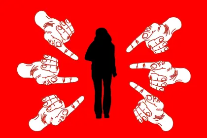Frau wird durch viele Finger gemobbt