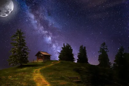 Mond über den Bergen