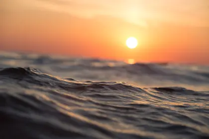 Wellen des Ozeans im Sonnenuntergang