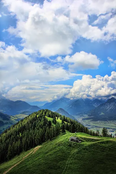 Wolken über einer Almwiese