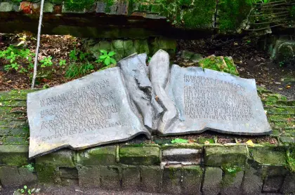 Gedenktafel auf dem Gelände des ehemaligen Führerhauptquartiers Wolfsschanze