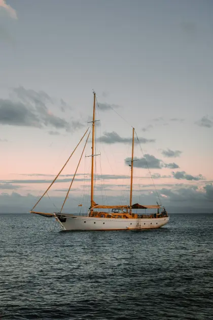 Segelboot auf hoher See