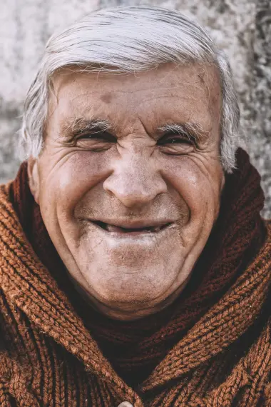 Älterer Mann mit silbergrauen Haar