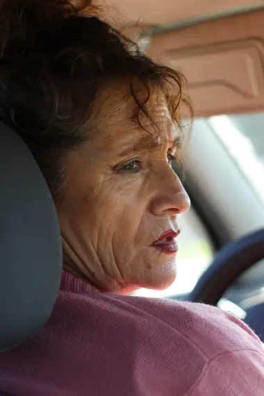 Frau scheint besorgt zu sein, während sie Auto fährt